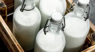 Mælkeflasker i kasse