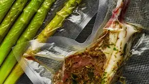 kød og asparges i sous vide emballage